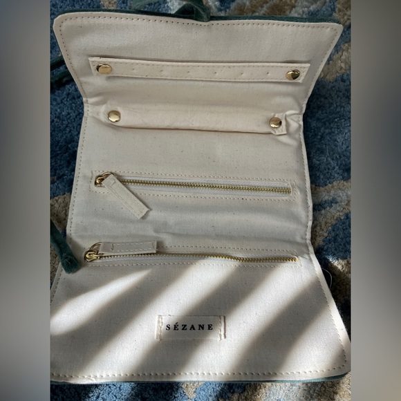 Sézane sage velvet jewelry wrap pouch - Picture 4 of 9